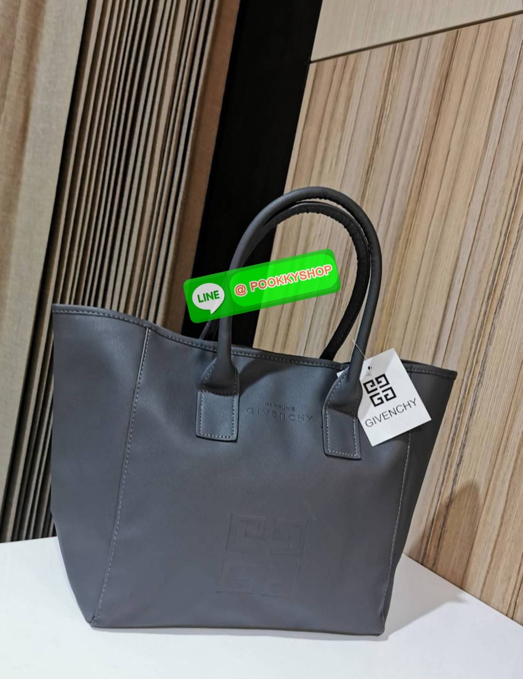 Best Seller! Givenchy Black Soft Leather Shoulder Handbags (Limited edition) กระเป๋าถือหรือสะพายพรีเมี่ยมของเเท้จาก "Givenchy Perfume Counter" วัสดุหนังนิ่มเรียบสีดำด้านหน้าปั้มโลโก้แบรนด์ GV ภายใน Polyester 100% สีดำสกรีนโลโก้สวยดูดี เปิดปิดด้ว