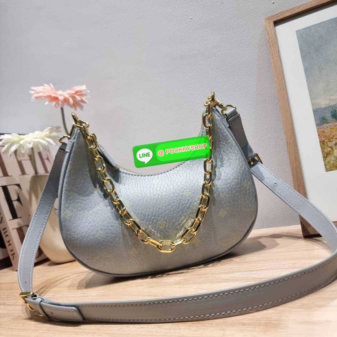 MCM AREN CRESCENT HOBO IN VISETOS ใหม่ล่าสุดก่อนใคร สวยได้ไม่ต้องรอ กับคอลใหม่ลุคลูกคุณ รูปทรง half moon ยอดฮิต ตอบโจทย์ได้ทุกลุค ทุกไลฟ์สไตล์ ใช้งานได้ง่ายคล่องตัว กับกระเป๋าสะพายข้าง ที่มาพร้อมสายโซ่คล้องด้านหน้า และสายหนังครอสบอดี้ ปรับเปลี่ยนการใช้งาน