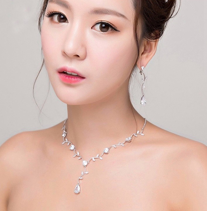 Hi-end Quality !!!! เซตต่างหู+สร้อย งานเพชร CZ แท้ งานเพชรคัดทุกเม็ดค่ะ ของจริงสวยมั๊กๆเลยค่ะ ดีไซใบไม้เลื้อยน่ารักที่สุด เพชรเล่นไฟดีมากๆๆๆ เพชรใสวิ้ง ดีไซส์น่ารักมากๆคะ งานสวย เริ่ดดด เพชรสวยวิ้ง เด้งไฟ งานเกรดจิวเวอรี่อย่างดีมีคุณภาพจ้า