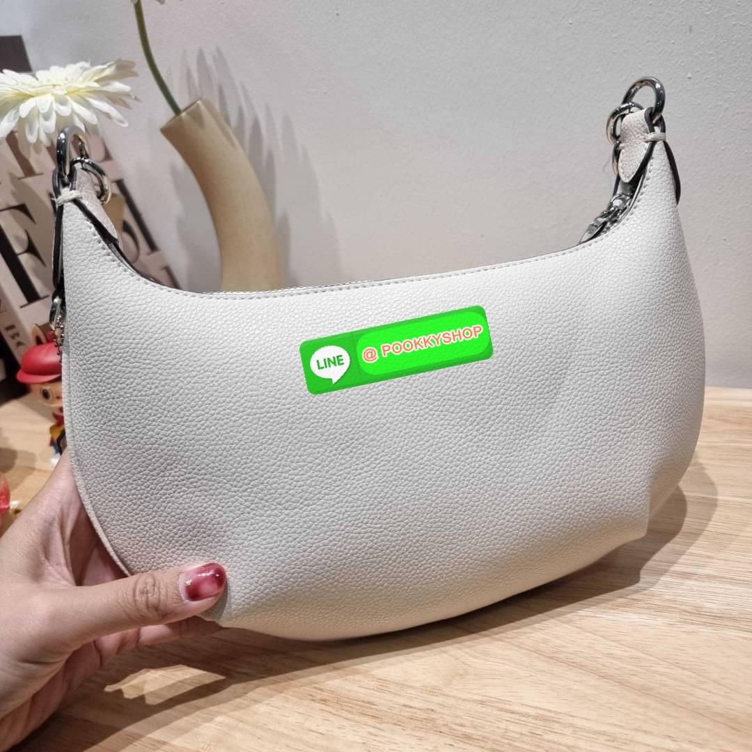 COACH CE620 PAYTON HOBO IN SIGNATURE CANVAS คอลเลคชั่นใหม่ 2023 มาแรงเกินต้าน ด้วยรูปทรงโฮโบสุดคลาสสิค สะดวกใช้ได้ในทุกวัน ขนาดกะทัดรัด แต่จุของได้เต็มที่ วัสดุหนังแคนวาสเคลือบลาย น้ำหนักเบา เปิดใช้งานด้วยซิป สายสะพายในตัวหนังสลับโซ่ ภายในเป็นช่องโล่ง ใส่