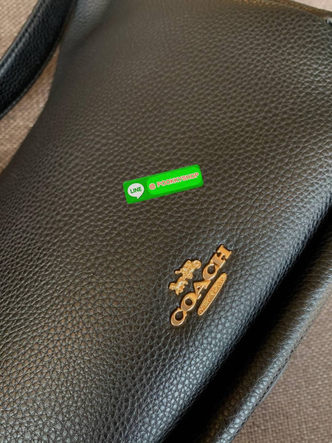 COACH JULES HOBO BAG ((C9189//9190)) 🌍พร้อมส่งที่ไทย! ต้องบอกก่อนว่าหนังรุ่นนี้อย่างดี นิ่มมากๆ สัมผัสแล้วรู้สึกละมุน กับกระเป๋าใบใหญ่ ทรงสวย เปิดปิดกระเป๋าแบบซิปมีหนังห้อยเพิ่มความเก๋ตรงหัวซิปค่ะ ภายในกระเป๋ากว้างมาก ใส่สัมภาระได้ครบครัน หายห่วงเ