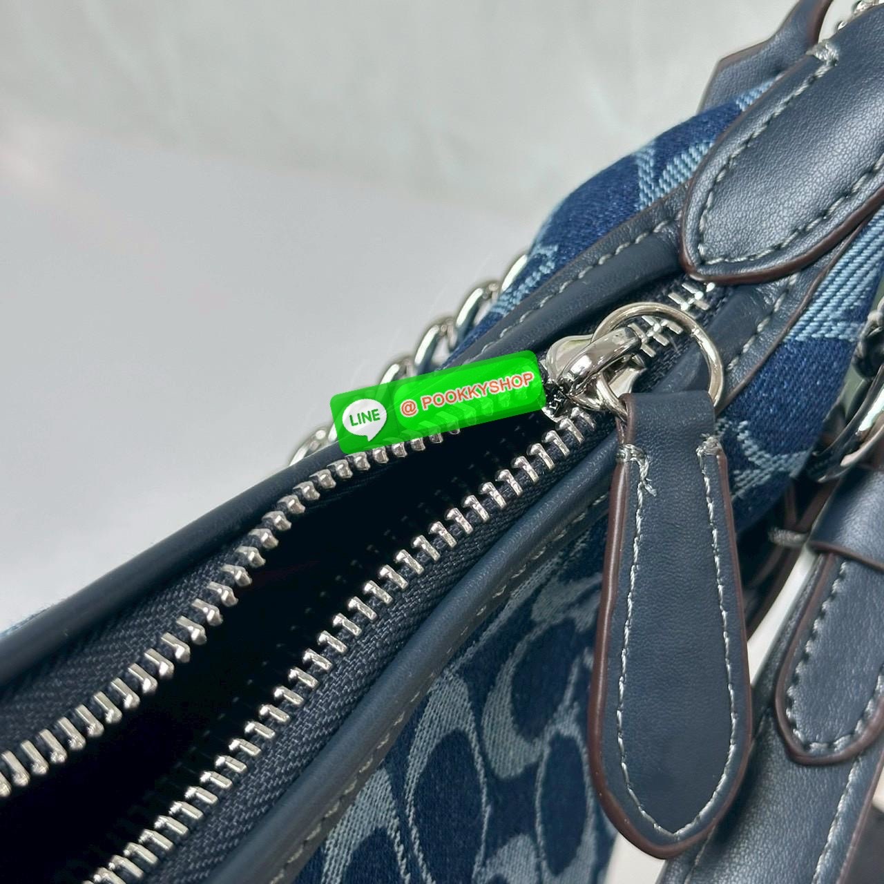 COACH Juliet Small Shoulder Bag 25 in Signature Denim ไอเท็มฮิต! กระเป๋าสะพายทรงฮิต รุ่นใหม่ ดีไซน์สวยคลาสสิก ลาย Signature Denim Blue คาดสายโซ่เงินสุดเก๋ ใส่ของจุกจิกได้พอดี เหมาะทั้งวันสบาย ๆ และออกงาน! วัสดุ: ผ้าแคนวาสลาย Signature Denim / หนังแท้ / อะ