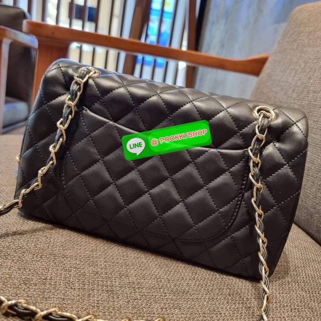RESTOCK!! HOT ITEM!! Chanel premium for gift กระเป๋าสะพายหนังสังเคราะห์ลายคาร์เวีย อะไหล่พร้อมโซ่สะพายสีทอง ตัดกับกระเป๋าได้อย่างลงตัวและโดดเด่น เปิด-ปิดกระเป๋าด้วยตัวบิดล็อค ภายในกระเป๋ามีฝาปิดอีก 1 ชั้น บุหนังสีแดงโลโก้เด่น คม ชัด!! มีช่องโล่งกว้างจุของ
