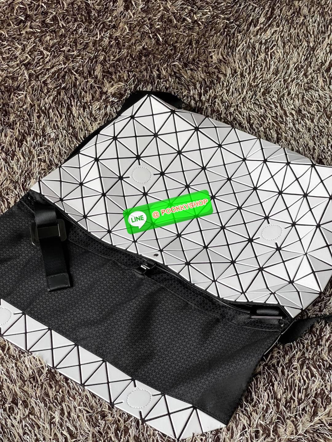 💕Baobao Issey Miyake Prism Sac ชาวมินิมอลทั้งชายและหญิงต้องถูกใจรุ่นนี้ เพราะ Prism Sac เป็นกระเป๋าแบบ unisex ที่มาพร้อมกับความเรียบง่ายของวัสดุเนื้อแมตต์ แต่ให้ลุคสไตล์เท่แบบคูลๆ โดดเด่นด้วยดีไซน์ที่ออกแบบมาให้ใช้งานที่ง่าย ตอบโจทย์ทุกสถานการณ์ฝา