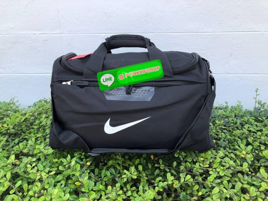 NIKE GYM BAG กระเป๋ายิมและกระเป๋าเดินทางสารพัดช่องที่มีพื้นที่ให้คุณเก็บของมากมาย ไม่ว่าจะช่องซิปคู่หลักที่กว้างใหญ่ สำหรับใส่เสื้อผ้าเดินทางได้หลายชุด ปลอดภัย ช่องรองเท้าแยก และช่องใส่ของด้านในสำหรับเก็บของมีค่า สายคล้องไหล่คู่และสายสะพายไหล่ถอดเก็บได้สา