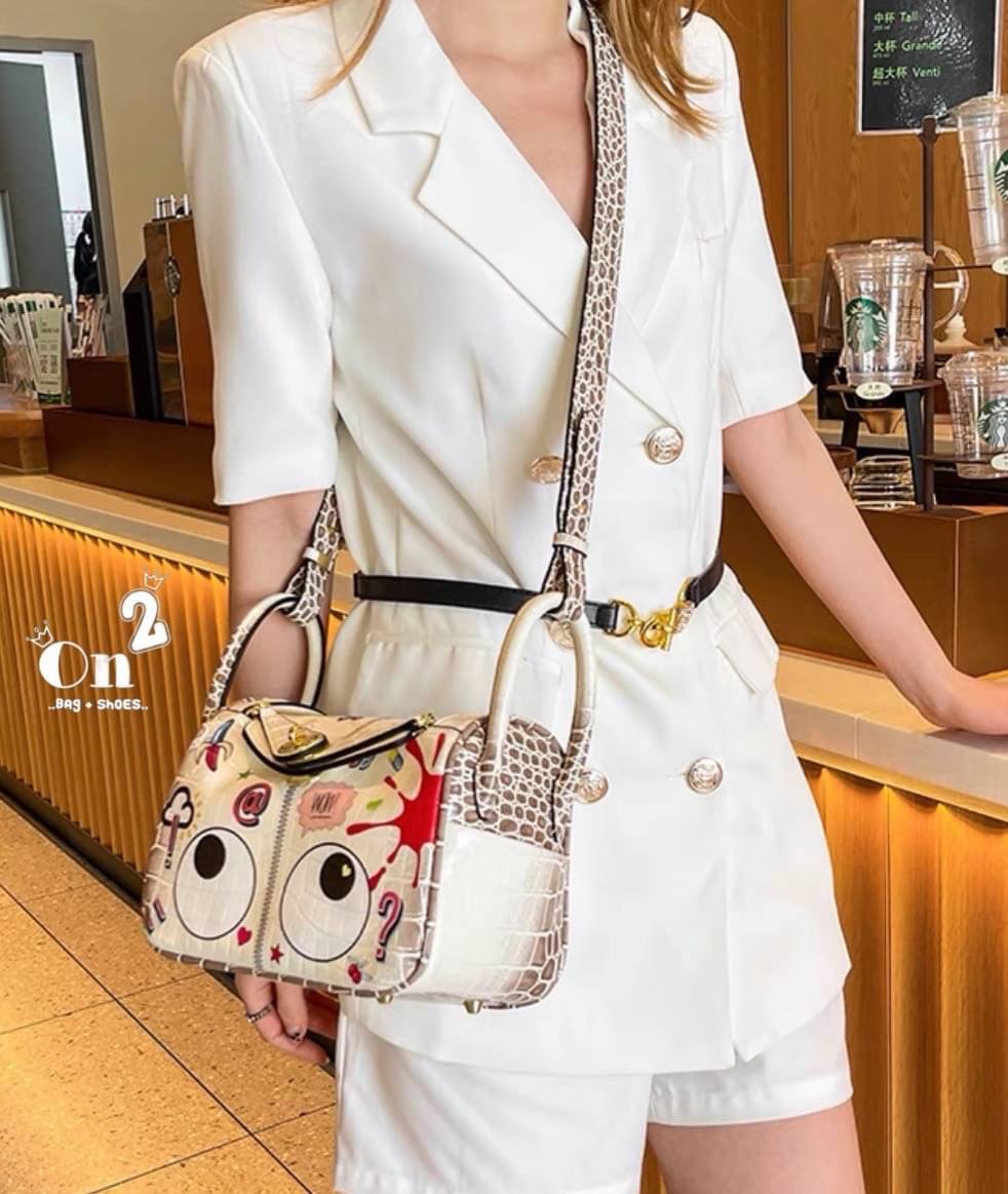 New...กระเป๋าถือ Eye theme ทรง ลินดี้ แบรนด์แท้ 💯(%) วัสดุตัวกระเป๋าด้านหน้าเคลือบกันน้ำอย่างดีลายตามภาพ ด้านหลัง ขอบ ฝา กระเป๋าทำจากหนังผสมอย่างดีสีตามภาพ มาพร้อมสายยาวสีเดียวกับกระเป๋า