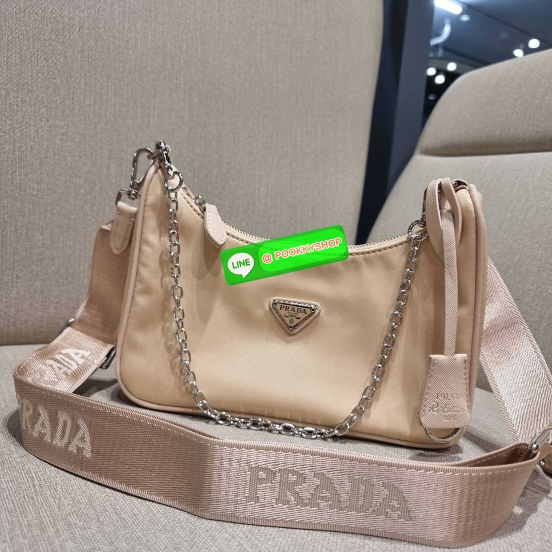 PRADA RE-EDITION 2005 RE-NYLON SHOULDER BAG ไอเท็มสุดปัง ที่ฮิตตลอดกาลไม่ว่าจะปีไหนๆ จัดให้ครบทั้งสีขายดีและสีใหม่ล่าสุด ที่สายคุณหนูห้ามพลาด!! กับกระเป๋าสะพายทรงคลาสสิค เหมาะเป็น everyday bag มากๆ วัสดุผ้าไนล่อนคุณภาพ พร้อมใบลูก ไว้ใส่เหรียญ ใส่กุญแจได้ส