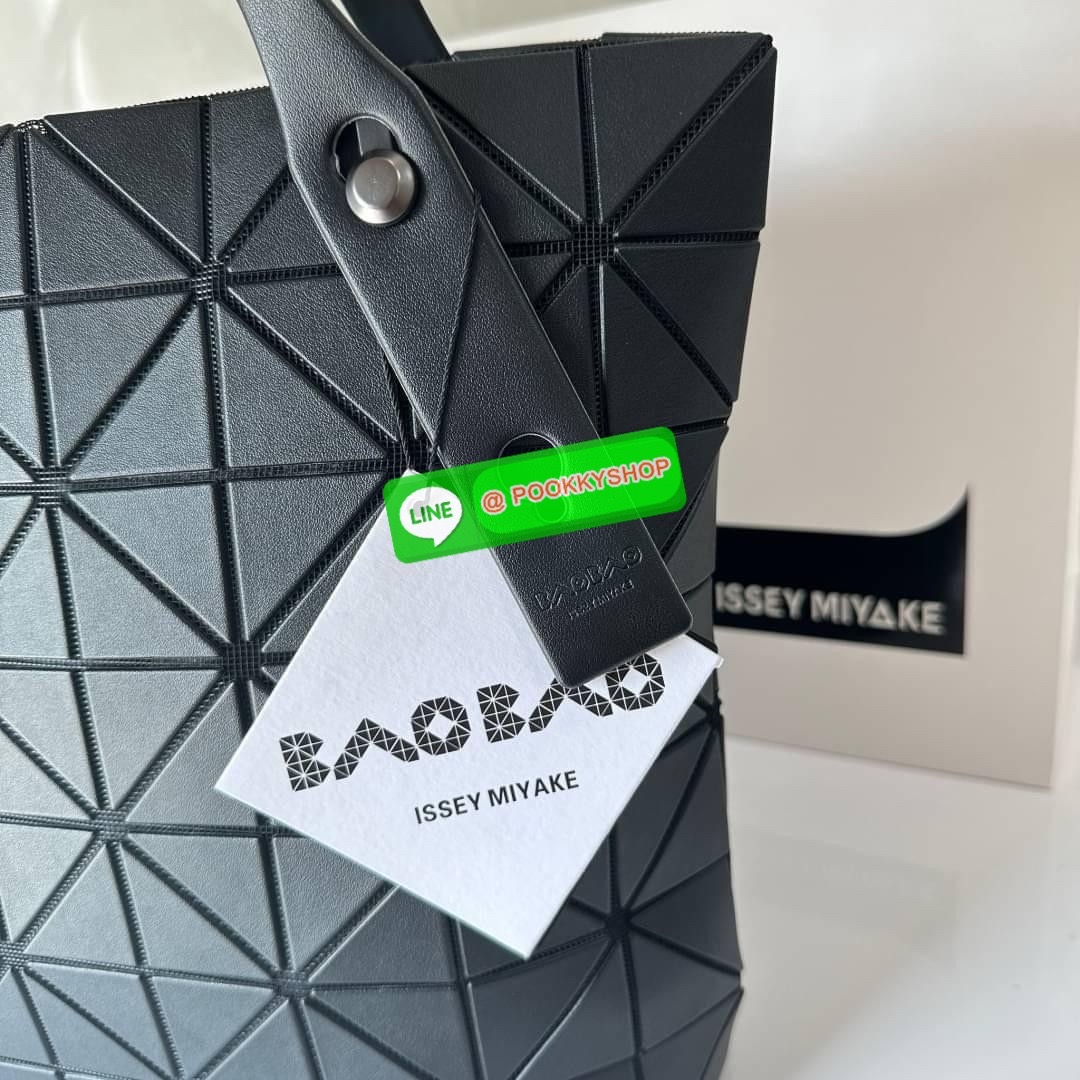 Bao bao Issey Miyake Rock Matte กระเป๋า Bao Bao ซีรีส์นี้จะเป็นทรงสี่เหลี่ยมผืนผ้าและทรงสี่เหลี่ยมจัตุรัส น้ำหนักเบา มีซิปปิดด้านบน ถือเป็นรุ่นที่เหมาะกับการใช้งานในชีวิตประจำวัน สามารถพับมุมและบริเวณด้านล่างของกระเป๋าเพื่อเพิ่มความสะดวกสบายในการใช้งาน ทั