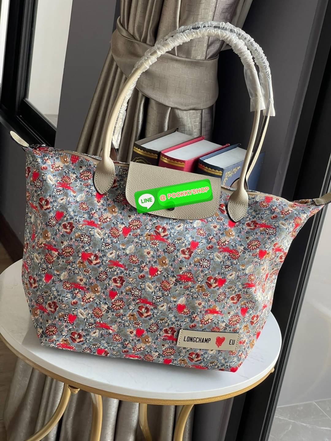 Longchamp x EU Le Pliage tote bag L คอลเลกชันพิเศษจาก Longchamp ที่น่ารักสุดๆ สำหรับซัมเมอร์นี้ กระเป๋ารูปทรงคลาสสิกที่มาในลวดลายและสีที่ออกแบบมาพิเศษ ยังคงความเป็น Le Pliage กระเป๋าสะพายไหล่ทรงTote ใส่ของได้จุอย่างเหลือเชื่อ ยังมีซิปปิดเพิ่มความปลอดภัย น