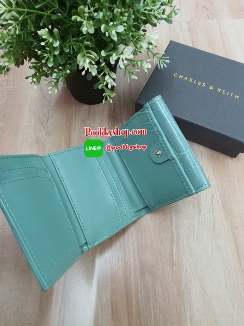 charleskeith Croc effect short wallet กระเป๋าสตางค์ใบสั้นมาด้วยลายหนังจรเข้ ด้านหน้าติดชื่อแบรนด์ รุ่นนี้เป็นแบบ 3 พับ ด้านหลังเป็นช่องใส่เหรียญ สวยสมคำร่ำลือมากๆ เลยจ้า มาครบ 5 สี จัดไปอย่างด่วนเลยจ้า