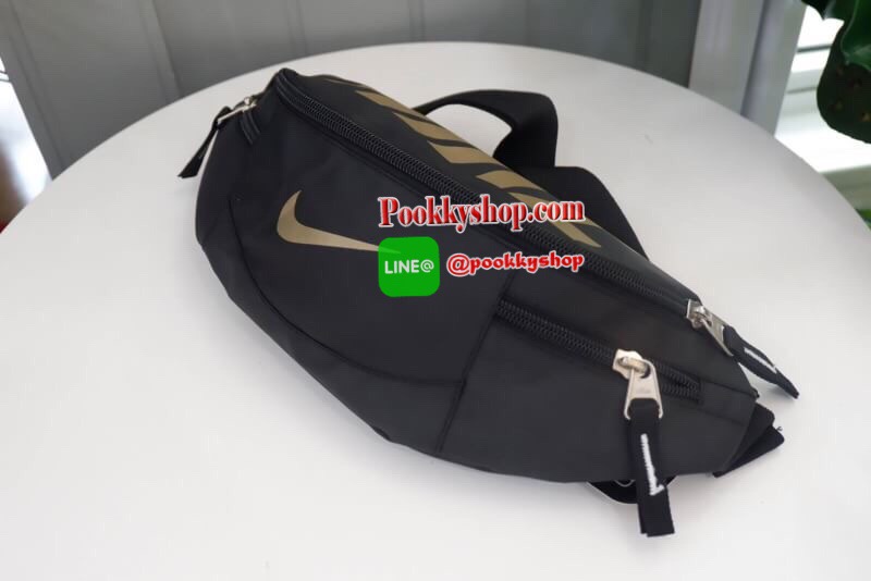 Brand : Nike กระเป๋าคาดเอว สะพายข้างใบใหญ่ เก็บของได้เยอะ ภายนอกมี2 ซิป ภายใน มีซิปเล็กไว้เก็บของ สายสะพายปรับได้ ใส่ได้ทั้งผู้หญิง และ ผู้ชาย