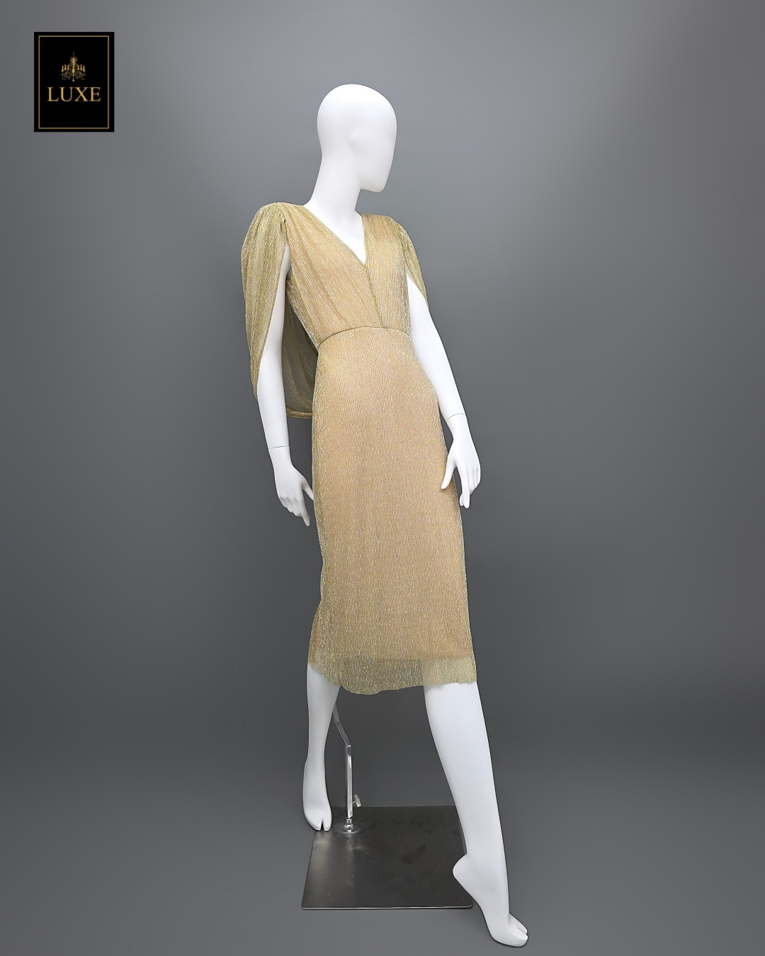 เดรสแฟชั่น เดรสเสื้อวี กระโปรงทรงสอบ มีผ้าคลุมไหล่คอถ่วงด้านหลัง ทำจากผ้าราเม่อัดพลีท