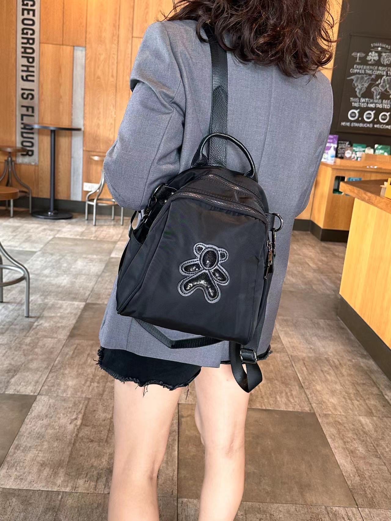 กระเป๋าเป้ ผ้าnylon เกรดหนาอย่างดี งานสวยเป๊ะ กันน้ำกันฝุ่น มีสายสะพายหน้าได้ด้วย