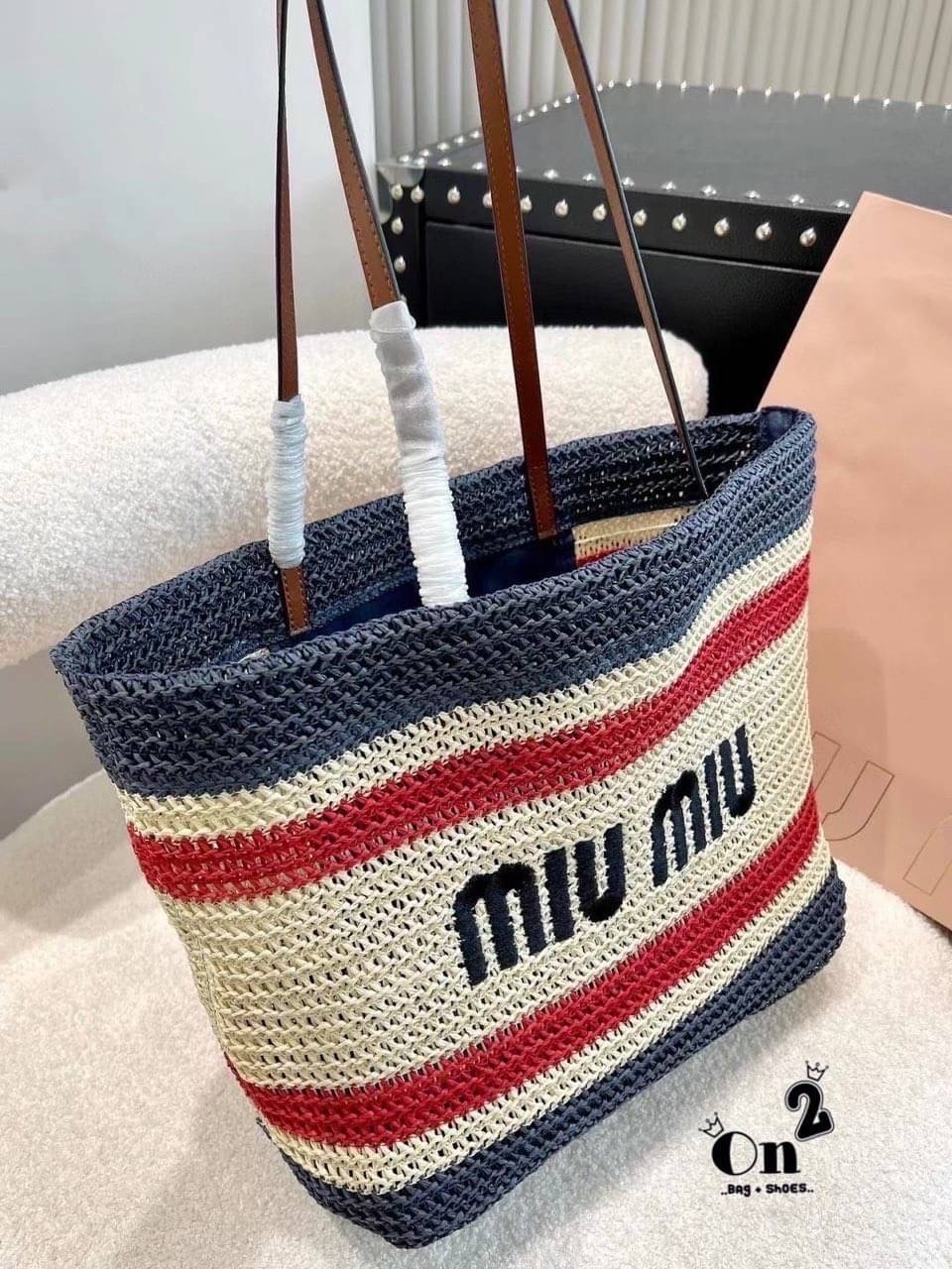 Miu Miu Women's Natural Colorblock Shopping Bag In Knit Fabric Onesize กระเป๋าทรงชอปปิ้งมาใหม่ งานถักสวยเป๊ะมากค่ะ ไซส์ใหญ่ใส่ของได้ครบจบที่ใบเดียว สาวๆนักช็อปห้ามพลาดนะ