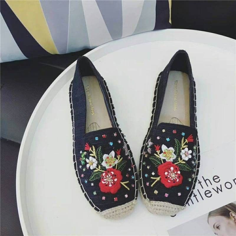 พร้อมส่งเลยจ้า slip on shoes งานสวยๆพร้อมเสิร์ฟจ้า ตัวนี้ห้ามพลาด ร้องเท้าslip on งานปัก(ดอกไม้)))ดอกไม้ ปักเพชร งานสวย แม่ค้าคอนเฟริม ห้ามพลาดเลยจ้าตัวนี้แนะนำ อย่าช้ารีบเลย