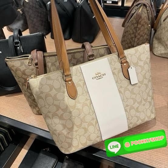 Coach Gallery Tote In Signature Canvas With Stripe (CR121) 🔖กระเป๋าทรงโท้ทใบใหญ่ ทรงช้อปปิ้ง โดดเด่นด้วยหนังตัดแทบด้านหน้า 🔖วัสดุ : หนังแคนวาสตัดหนังแท้ 🔖เปิด-ปิดด้วยซิปด้านบน ภายในโล่ง มีช่องซิป1ช่อง สามารถ ใส่แฟ้มเอกสารได้
