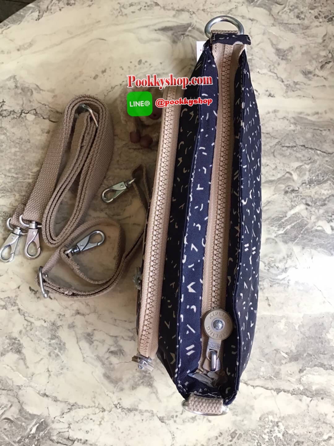 Kipling milos crossbody bag (K13696) กระเป๋าสะพายข้าง crossbody ขนาดกำลังดี มี 2 สาย สายสะพายสั้น ถือเป็นทรงพอรช์(pochette)ถอดเปลี่ยนสลับกับสายยาวได้ มีช่องซิปใช้งาน3ช่อง 2ช่องใหญ่ภายในมีเล็กแยกเป็นสัดส่วน ใส่มินิไอแพค กระเป๋าสตางค์ยาวได้ ด้านหน้ามีช่องซิ