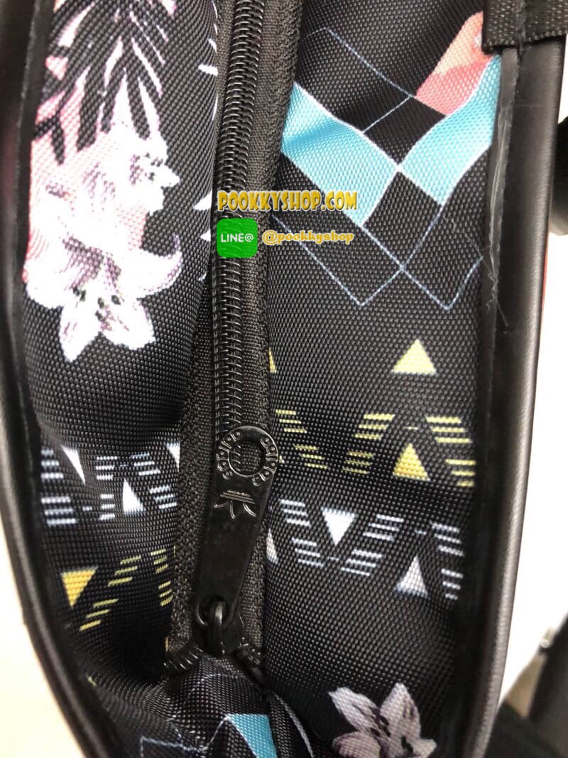 New !!! ADIDAS SOCCER SHOPPER BAG พร้อมส่งค่ะ กระเป๋าผ้าแคนวาส ทรงสปอร์ต ลายกระเป๋าสีสันสดใส น่าใช้มากๆค่ะ ด้านหน้ามีโลโก้แบรนด์ เปิดปิดกระเป๋าแบบซิป ภายในกว้าง ใส่ของจุ มีช่องซิปและช่องเล็กใส่ของจุกจิกค่ะ รุ่นนี้น้ำหนักเบา ใบจริงน่าใช้ จะพกพาวันสบายๆ หรื