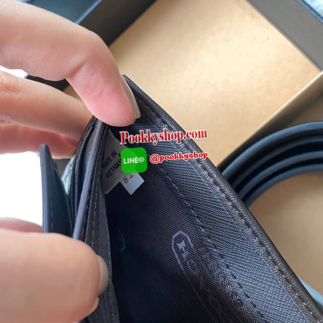 COACH Short Wallet with Belt Set Signature เซทสุดคุ้มค่ะได้ทั้งเข็มขัดและกระเป๋าสตางค์แบบพับ 2 ตอนมีช่องใส่รูปใส่บัตรใส่ธนบัตรแยกเป็นสัดส่วนเหมือนกระเป๋าสตางค์ใบยาวคุณภาพดีตามแบบฉบับของแบรนด์ มาในกล่องแบรนด์สามารถมอบเป็นของขวัญได้ ไอเท็ม Must Have ใครไม่ท