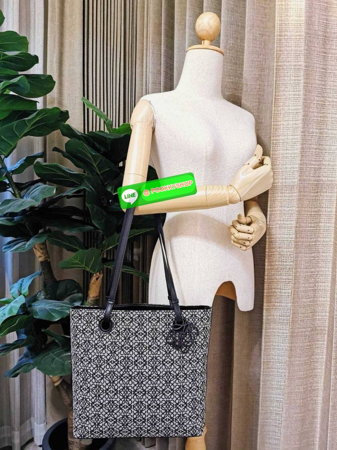 ✴️NEW ARRIVAL!✴️LOEWE ANAGRAM TOTE BAG VIP GIFT WITH PURCHASE GWP พรีเมี่ยมกิ๊ฟ Limited จาก LOEWE PERFUME DUTYFREE ไอเท็มใหม่! ดีไซน์สวยคงเอกลักษณ์ด้วยวัสดุ Anagram Canvas Jacquard Fabric ผสมผสานหนังแท้ Calfskin ลงตัวสุดคลาสสิค ขนาดกำลังดี น