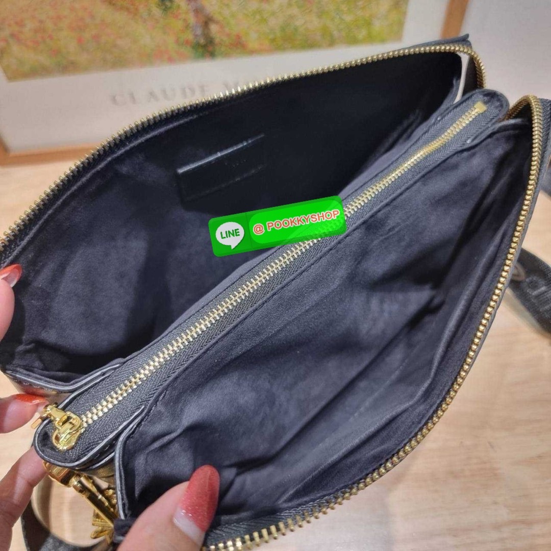 LV coussin pm bag 🔆 Details กระเป๋าสะพายกึ่งคลัชท์ สุดล้ำ ดีไซน์ใหม่ สีลิมิเต็ด ล่าสุดจากเคาน์เตอร์ duty free มาแรงมาก ด้วยความสวยปังตั้งแต่แรกเห็น มาพร้อมสาย 2 เส้น สวยลัคชูแบบสับๆ มีสายโซ่ที่มีดีเทลละเอียดไม่ซ้ำ และสายสปอร์ตครอสบอดี้ ที่จะคล้องไ