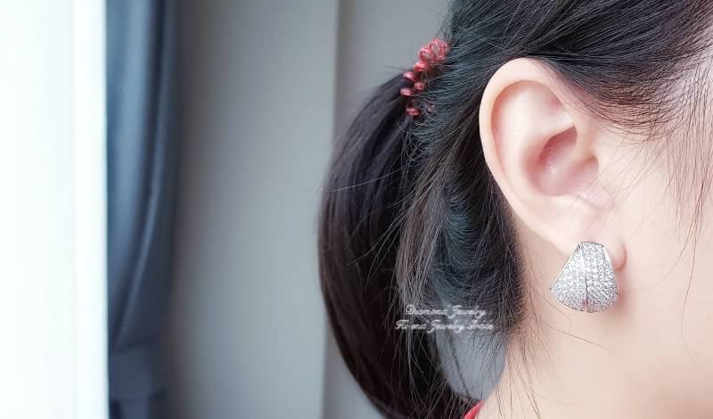 New Arrival !!!!! ต่างหูเพชร CZ แท้ ดีไซน์โมเดิร์น ของจริงสวยมากๆๆๆนะคะ เพชรเยอะ ดีไซส์เก๋ไม่มีใครเหมือน งานฝังเป็นแบบ microsetting เพชรเล่นไฟระยับ แม่ค้า confirm ค่ะ ดีไซส์หวานๆเก๋ๆ ใส่ออกมาน่ารัก ม๊วกๆๆๆจ้าา สวยที่สุด เพชรสวยวิ้งทุกเม็ดไร้ที่ติด ตัวเรือ