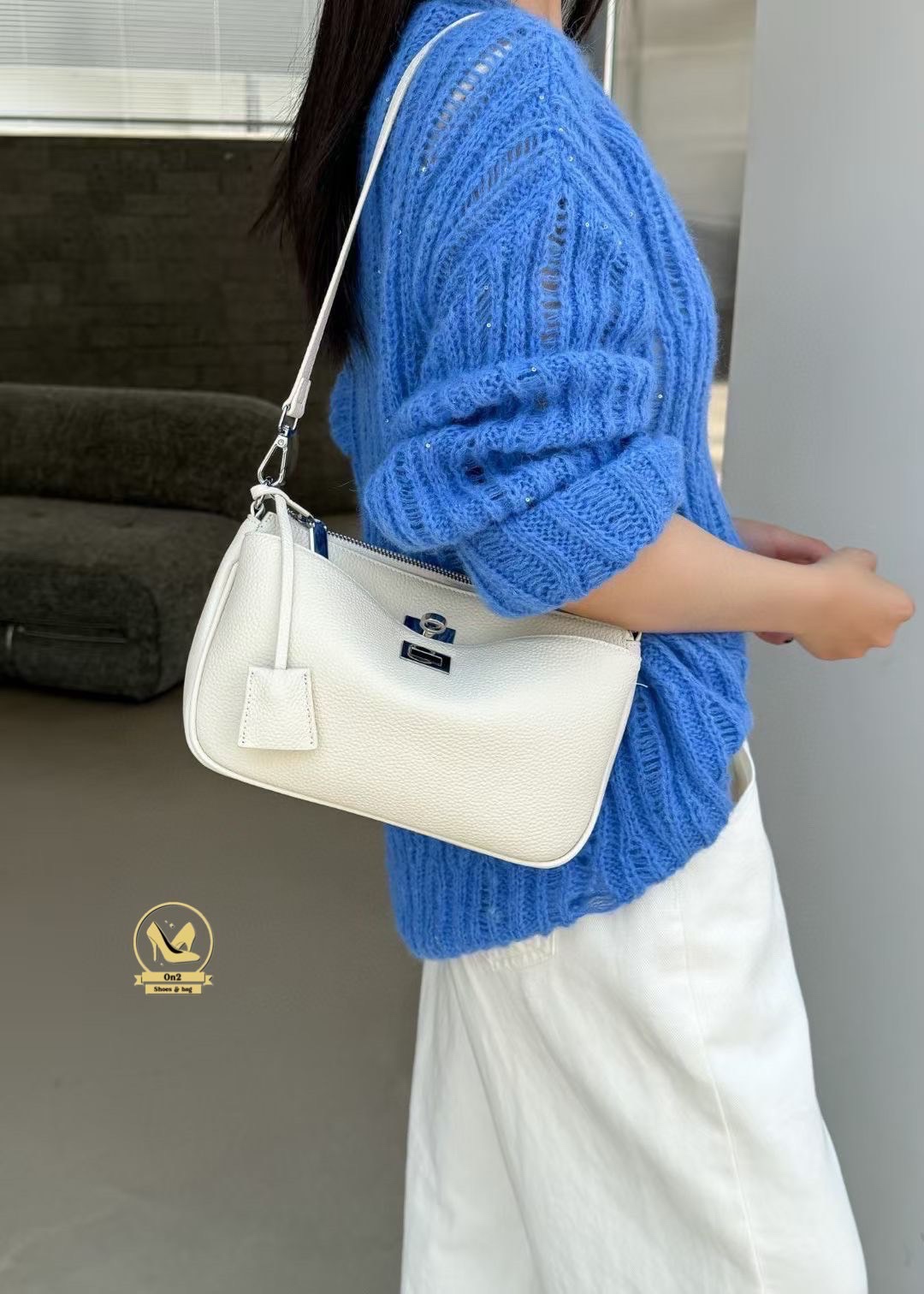 Balenciaga rodeo size mini รุ่นนี้ best seller !!! วัสดุตัวกระเป๋าทำจากหนังวัวแท้ cow leather อะหลั่ยสีเงิน งานจริงสวยมาก กระเป๋ามี 2 ช่อง กระเป๋าสามารถลอคได้ทั้ง 2 ช่อง สายสั้นสะพายขึ้นไหล่ได้ ด้านหลังมี 2 ช่องกระเป๋า มาพร้อมสายยาวทำจากหนังตัวเดียวกับกระ