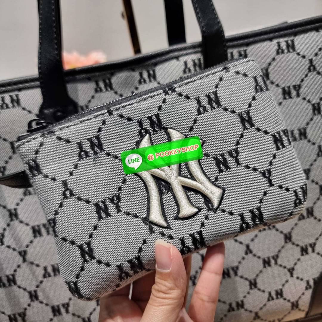 MLB MONOGRAM TOTE BAG กระเป๋าทรงโท้ท ใบใหญ่จุคุ้ม ที่มีกิมมิคไม่เหมือนใคร ด้วยดีไซน์ลวดลายโมโนแกรมเอกลักษณ์ ปั๊มลงบนผ้าแคนวาสและหนัง pu คุณภาพดี สวยคม ปากกระเป๋ามีอะไหล่เกี่ยวกันของหล่นได้ มาพร้อมสายสะพายในตัว ภายในโล่งกว้างมาก ใส่ของสำคัญได้แบบไร้กังวล ห