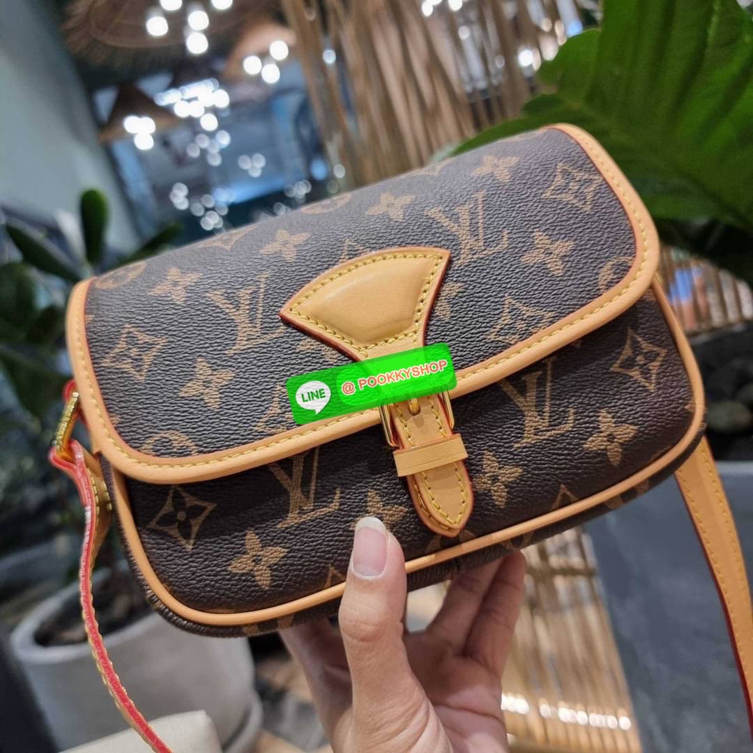 Rare item!! LV sologne crossbody bag ที่สุดของรุ่นหายากที่จัดเต็มให้แบบฟูลเซ็ท กระเป๋าสะพายราคาสุดคุ้มจากเคาน์เตอร์ dutyfree ที่ดีไซน์ออกมาน่ารักน่าใช้ ขนาดกำลังสวยมาก วัสดุหนังแคนวาส เปิด-ปิดด้วยกระดุมแม่เหล็ก ภายในโล่ง มีช่องซิปแยกให้ ใส่ของสำคัญได้สบาย