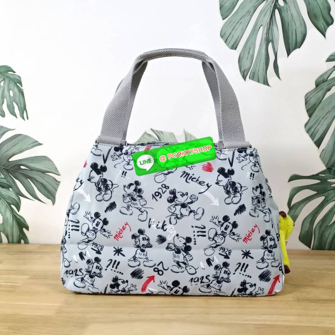 KIPLING ELISE HANDBAG กระเป๋าถือและสะพายไหล่ วัสดุ Nylon +Polyester ขนาดกำลังพอดี จุของได้มาก มีหูจับสองสาย ถือสะดวก น้ำหนักเบา มีช่องซิป ด้านหน้า ช่อง กระเป๋าหลักเปิด-ปิดด้วยซิป มี3 ช่องว่างใส่ของได้จุมากๆ ใส่มือถือได้ กระเป๋าสตางค์ใบยาว และ เครื่องสำอาง