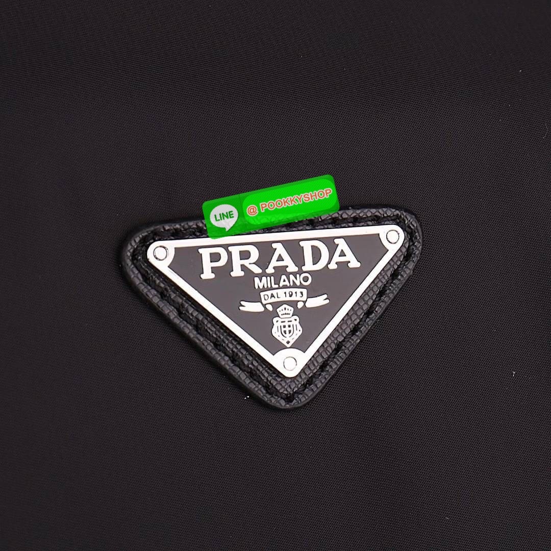 Prada Re-Nylon And Saffiano Leather Shoulder Bag With Enameled Metal Triangle Logo Black พร้อมส่งรุ่นใหม่ ทรง Mini Messenger จากงานพรีเมียมกิฟ สมนาคุณ อย่าง PRADA ทรงยอดฮิตของคุณผู้ชาย วัสดุทำจากผ้า Nylon อย่างหนา กันน้ำได้ มีโลโก้แบรนด์อยู่ข้างหน้า อะไหล