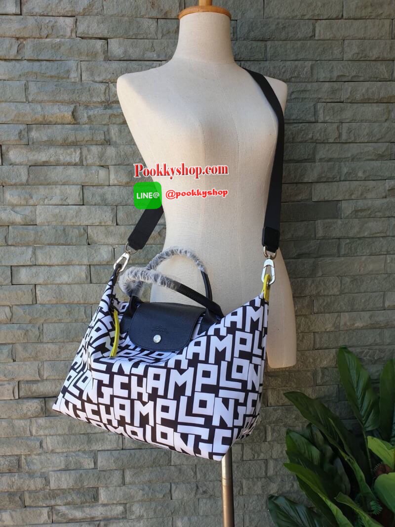 LE PLIAGE LGP TOP HANDLE BAG M รายละเอียด • วัสดุ: ผ้าใบ • อะไหล่: นิกเกิล • ตัวกระเป๋า: ผ้าใบโพลีอะไมด์เคลือบด้านใน • ตกแต่ง: หนังวัว รายละเอียดภายนอก • การปิด: ซิปและกระดุมสแน๊ป • สายสะพาย: ถอดออกได้ • ช่อง: 1 รายละเอียดภายใน • ช่องใส่ของ: 1 • จุของได้เ