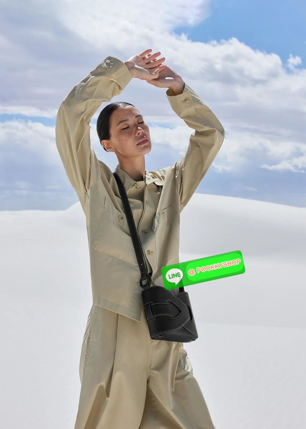 💕 Polene Nodde EDITION SMOOTH ใครที่อยากได้กระเป๋าเรียบๆ แต่ดูมีอะไร ขอแนะนำรุ่น Nodde หิ้วแล้วสวยแบบ Quiet Luxury โลโก้แบรนด์ถูกปั๊มไว้บริเวณด้านล่างของกระเป๋าอย่างประณีตจนแทบสังเกตไม่เห็น ฐานกระเป๋าถูกออกแบบมาให้เนียนเรียบ ปราศจากหมุด ในขณะที่ด้