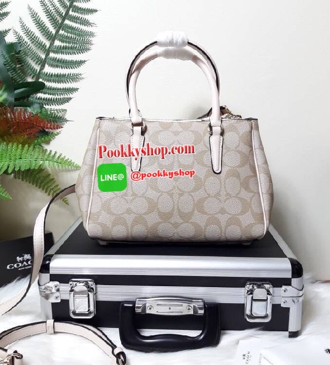 COACH F67027 MINI SURREY CARRYALL IN SIGNATURE CANVAS (COACH F67027) รุ่น 9 นิ้ว Coach ทรง prada รุ่นนี้มี 2 ซิป และช่องใส่ของด้านในเยอะมากๆ เกินคุ้มเลยทีเดียว พลาดไม่ได้แล้วววว ✔หูจับยาว4นิ้ว ✔สายสะพายยาว23นิ้ว