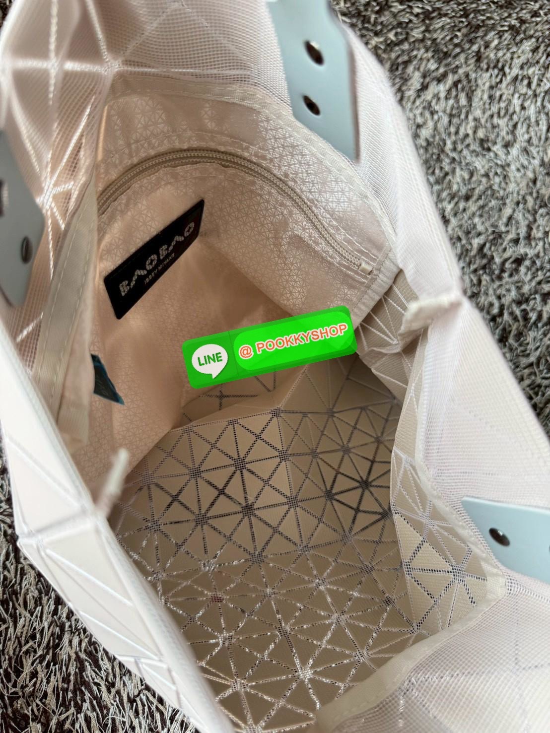 Baobao Issey Miyake x Labubu tote bag อีกหนึ่งซีรีย์สุดลิมิเตทที่น่าสะสม กำลังเป็นกระแสสำหรับ Labubu อาร์ตทอยชื่อดังที่ทุกคนรู้จัก นำมาผสมผสานให้เป็นกระเป๋าทรง tote bag ที่เหมาะกับการใช้งานในชีวิตประจำวัน ด้วยขนาด13นิ้ว ทำให้ใส่สิ่งของได้ครบครัน รวมถึงเอก