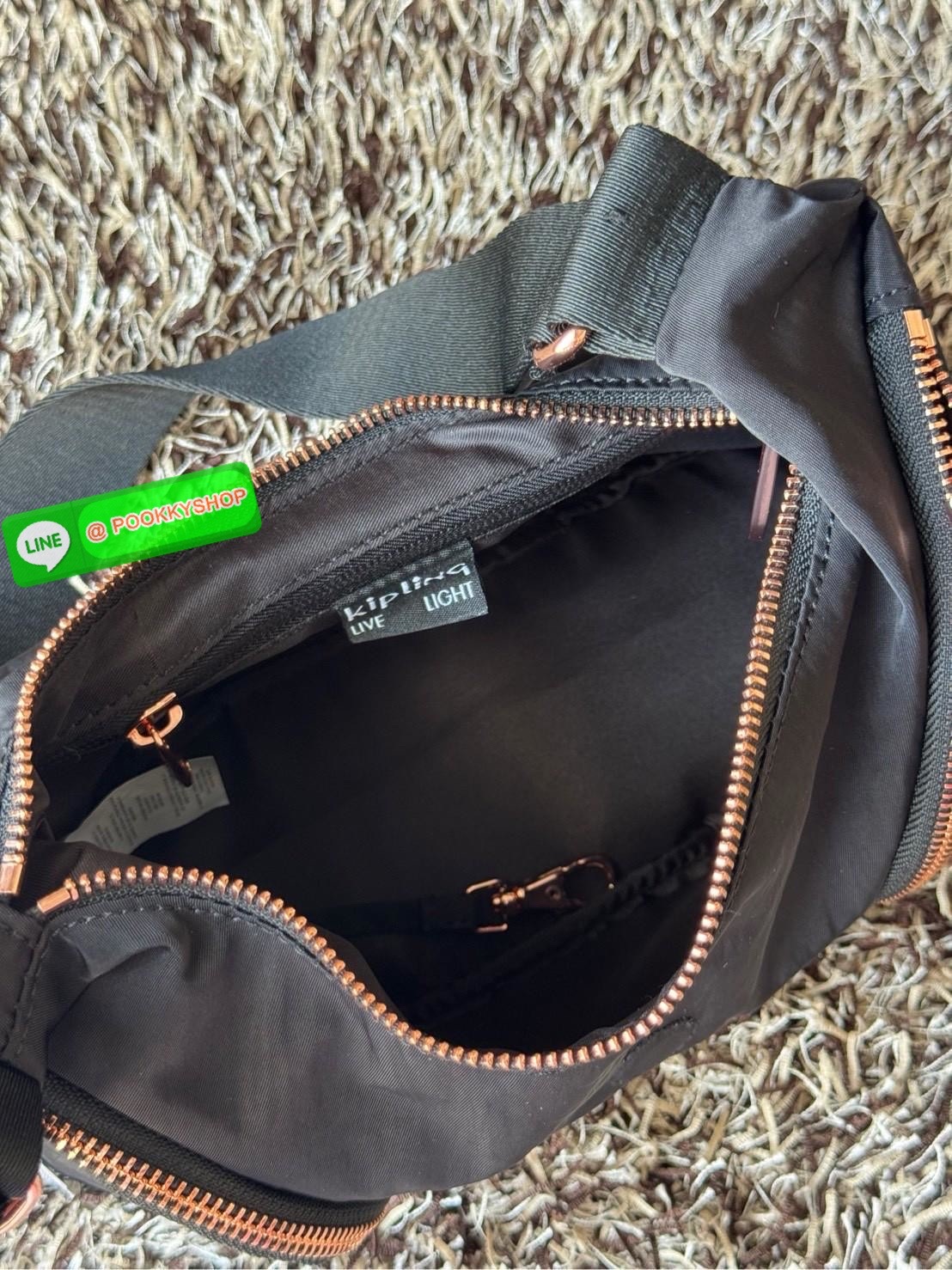 Kipling Syro Shoulder bag กระเป๋าในสไตล์มินิมอล แต่สามารถใส่สิ่งของได้ครบครัน มีทั้งช่องซิปภายในและนอก น้ำหนักเบา มีสายสะพายครอสบอดี้ได้