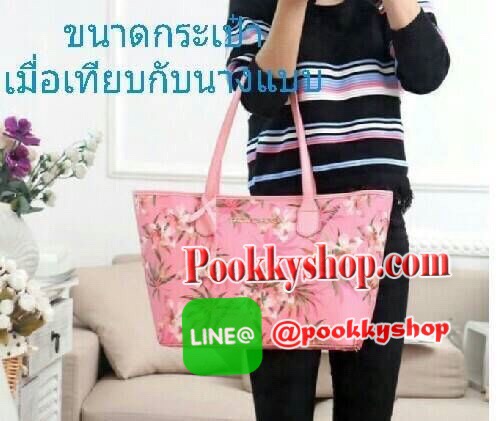 พร้อมส่ง Victoria's Secret Shopping Bag กระเป๋าอเนกประสงค์สุดสวยสะดุดตา วางตั้งได้ ไม่ยุบไม่ย้วย ใส่ของใช้สารพัดในทุกที่ทุกเวลา เปิดปิดง่ายๆด้วยกระดุมแป๊ก ฐานวางตั้งอยู่ทรงมีหมุดรองกระเป๋า พร้อมอักษรแบรนด์สีเงินแวววาวด้วยจ้า