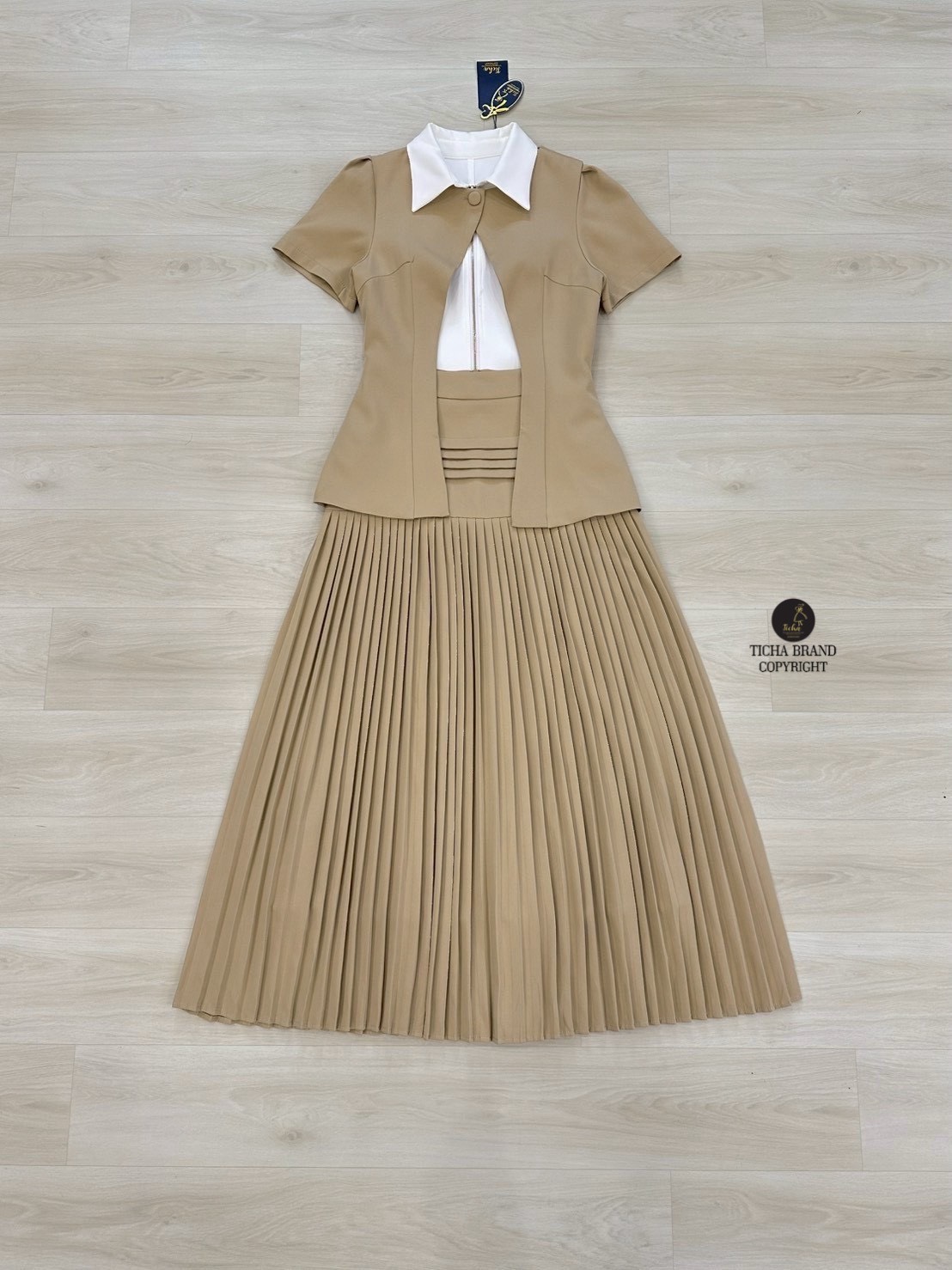 ชุดเซทแฟชั่น Set 3 สุดคุ้ม เสื้อเบเซอร์แขนสั้นสีครีม ดีไซน์แต่งเว้าหน้า