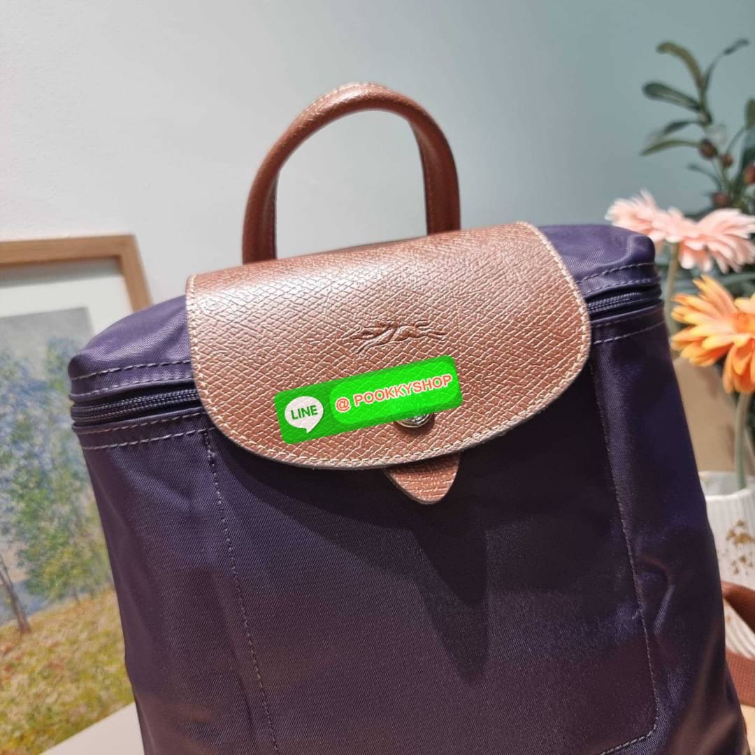 Longchamp le pliage original backpack 🔆 Details สวยคลาสสิคต้องไม่พลาด กับกระเป๋าสะพายทรงเป้ ขนาดกำลังดี น้ำหนักเบา ดีไซน์เรียบง่าย แต่ดูแพง ปากกระเป๋าออกแบบให้มีฝาปิดและซิปแน่นหนา สายสะพายสามารถปรับใช้ตามชอบ ภายในโล่งกว้าง จุของได้สบายๆ พกพาไปไหนก