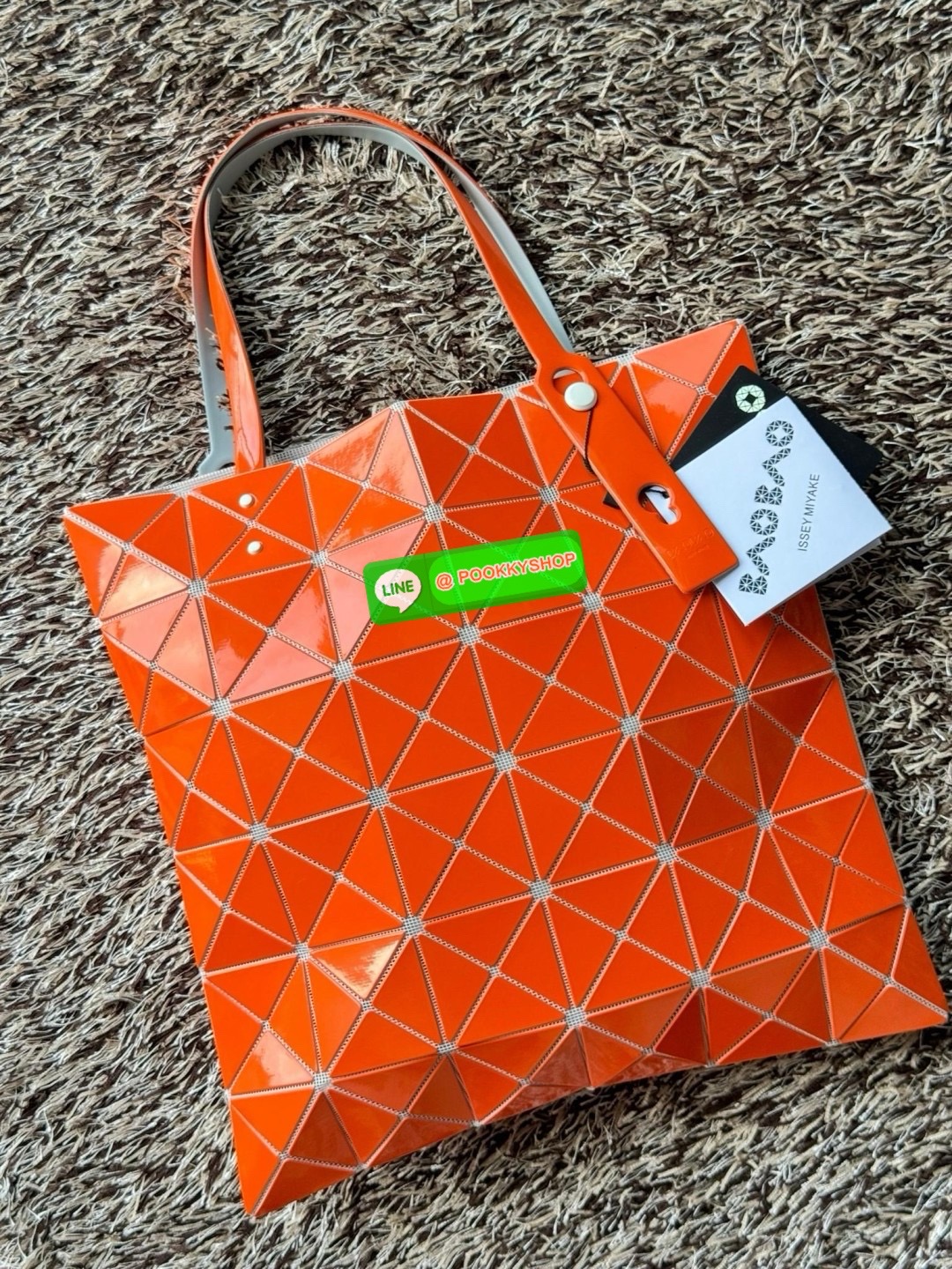 Baobao Issey Miyake 6x6 กระเป๋า Tote รุ่นนี้ถือว่าเป็นกระเป๋า Tote ไซส์กลางที่เหมาะกับการพกพาสิ่งของที่จำเป็นในทุก ๆ วัน มาพร้อมสายที่สามารถปรับได้ทั้งสองสาย และมีช่องใส่ของช่องเล็กด้านใน 1 ช่อง จุของได้เยอะแถมยังทนทาน ใช้เป็น Everyday Bag ได้เลยคะ พกพาสะ