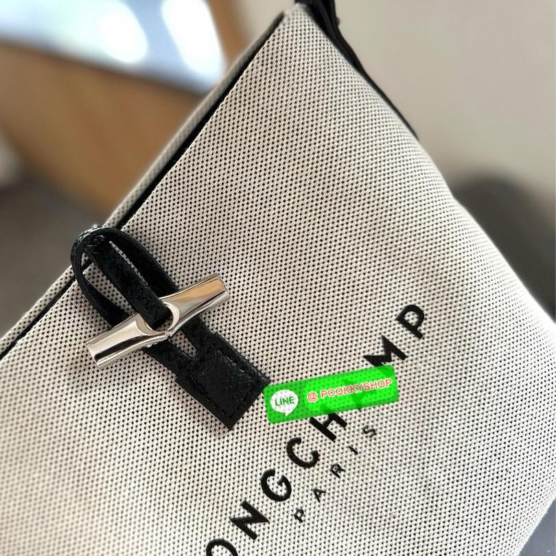 พร้อมส่งที่ไทยอีกครั้ง Longchamp Roseau Bucket Bag S กระเป๋ารุ่นถังไซส์มินิ ที่ขายดีที่สุดในตอนนี้ ตัวกระเป๋าทำจากผ้าแคนวาสเนื้อดี คาดด้วยหนังสีดำ ใบนี้เปิดปิดด้วยตัวคาดยึดด้วยอะไหล่สีเงิน ด้านในใส่ไอแพดมินิ กระเป๋าสตางค์ยาวได้ พร้อมกับหนังรองฐาน สามารถวา