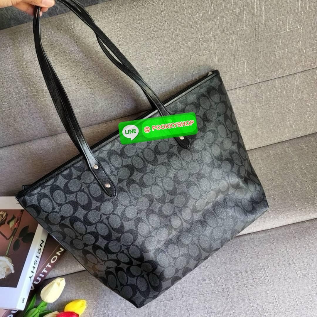 COACH CITY ZIP TOTE IN SIGNATURE COATED CANVAS (COACH F36876) กระเป๋าสะพายทรงช้อปปิ้ง ทรงสวย ทรงยอดนิยมใบใหญ่ยุของได้เยอะ หนังcanvas ลาย C Signature สายหนังแท้ สะพายขึ้นไหล่ได้สวย ใบใหญ่ ใช้งานง่าย มีซิปปิดด้านบน มีผ้าบุด้านใน มีช่องซิป