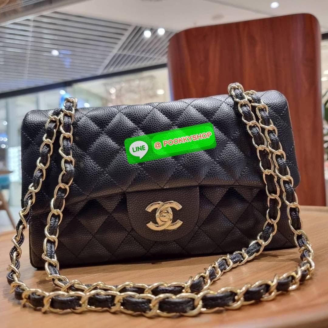 RESTOCK!! HOT ITEM!! Chanel premium for gift กระเป๋าสะพายหนังสังเคราะห์ลายคาร์เวีย อะไหล่พร้อมโซ่สะพายสีทอง ตัดกับกระเป๋าได้อย่างลงตัวและโดดเด่น เปิด-ปิดกระเป๋าด้วยตัวบิดล็อค ภายในกระเป๋ามีฝาปิดอีก 1 ชั้น บุหนังสีแดงโลโก้เด่น คม ชัด!! มีช่องโล่งกว้างจุของ
