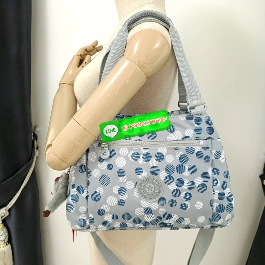 KIPLING ELISE HANDBAG กระเป๋าถือและสะพายไหล่ วัสดุ Nylon +Polyester ขนาดกำลังพอดี จุของได้มาก มีหูจับสองสาย ถือสะดวก น้ำหนักเบา มีช่องซิป ด้านหน้า ช่อง กระเป๋าหลักเปิด-ปิดด้วยซิป มี3 ช่องว่างใส่ของได้จุมากๆ ใส่มือถือได้ กระเป๋าสตางค์ใบยาว และ เครื่องสำอาง