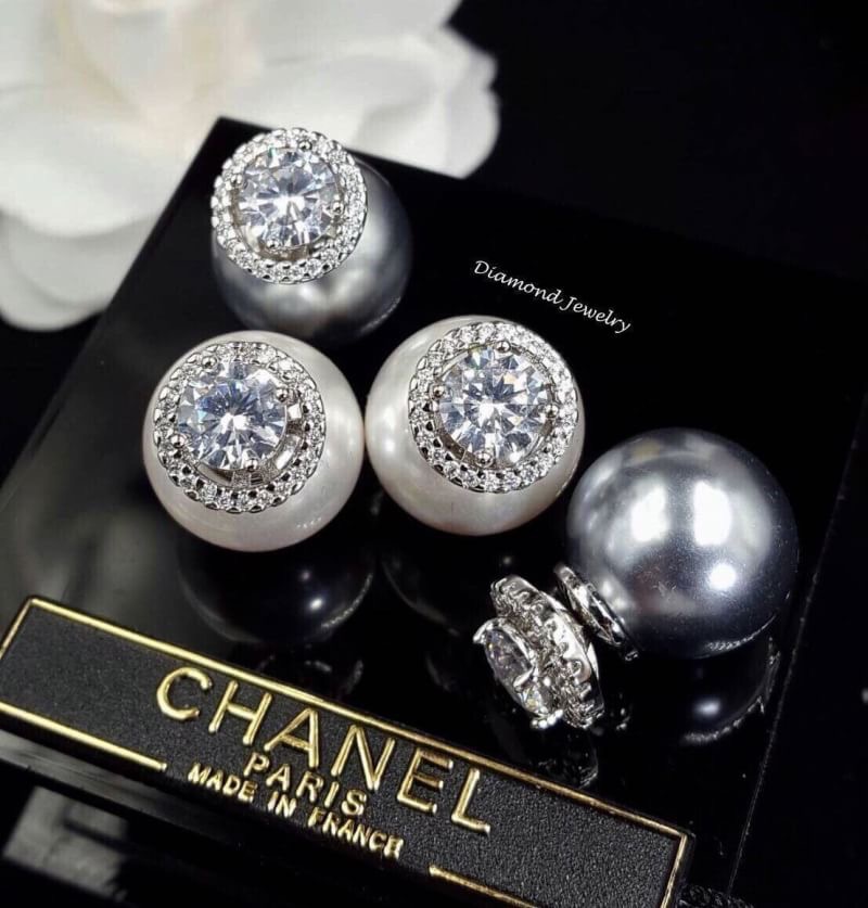 Best Seller!!!!! Christian Dior Earring Style ต่างหูมุกงานจิว งานอย่างดีค่ะ รับรองสวยมากงานคุณภาพสุดๆ เรียบหรูดูดีมากๆ มุกสวย เป็นมุกสีขาวทำจากเปลือกหอยนะคะ รับประกันความสวย รับประกันความพอใจเลยค่ะ ตัวเสียบแน่นไม่หลุดง่ายค่ะ
