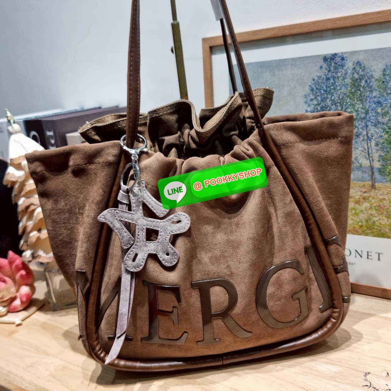 Merge a day bag (medium) 🔆 Details จะกี่รุ่นก็แรงไม่ไหว! กับกระเป๋าสะพายทรงสวย รุ่นผ้ากำมะหยี่ โทนสีน้ำตาลที่กำลังอินมากสำหรับปีนี้ รูปทรงยืดหยุ่น สามารถปรับปีกกระเป๋าเก็บทรงได้ สายสะพายคล้องไหล่ในตัว ภายในมีกระเป๋าผ้าซ้อนให้ ถอดออกได้ (มีอะไหล่เก