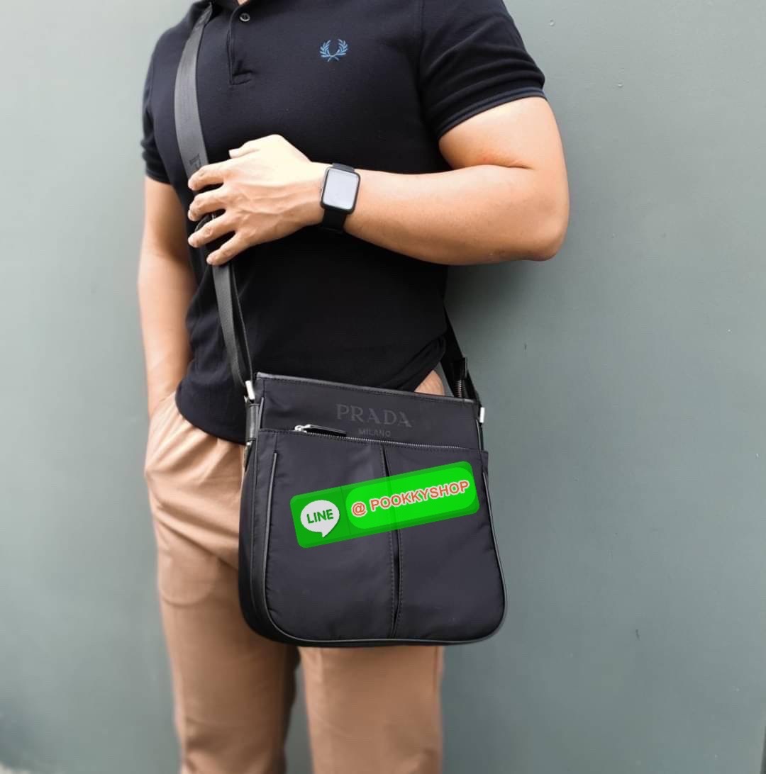 NEW ARRIVAL!! รุ่นใหม่ล่าสุด 🌟🫶🏻 กระเป๋าทรง MASSENGER จากงานพรีเมี่ยมกิ้ฟ จากแบรนด์ PRADA อะไหล่เงินทั้งใบ ด้านหน้ามีช่องหน้าหนึ่งช่อง ด้านในเปิดปิดด้วยซิปยาว ใส่ IPADmini ได้สบาย จุของได้เยอะ มาพร้อมช่องซิปด้านในอีกหนึ่งช่อง และช่