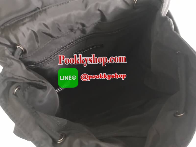 กระเป๋าสะพายหลัง Calvin Klein Backpack เป้ สีดำ พร้อมส่งที่ไทย 2017 กระเป๋าหนังสลับไนล่อน สุด chic มาพร้อมป้ายยี่ห้อ metal สีเงิน ตัดสีดำ อย่างโดดเด่น ข้างหลังมีซิปเปิดปิดได้ค่ะ ช่องกระเป๋าปกติใช้สายรูด แบบขนมจีบ ล็อคด้วยกระดุมเป๊ก สะดวกสบายและจุของได้เย