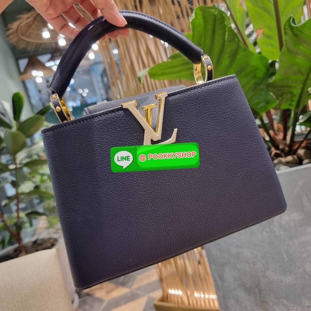 NEW IN!! LV capucines top handle วีไอพีพรีเมี่ยมกิ๊ฟจากเคาน์เตอร์ ที่สุดของความสวยในราคาเบาๆ กระเป๋าถือสุดหรู ดีไซน์ทรงคลาสสิค พร้อมลวดลายหรูหรา มาพร้อมหูจับในตัว ด้วยรูปทรงวินเทจและวัสดุหนังลูกวัว สัมผัสดี ขับผิว ทำให้ไอเท็มนี้สะกดทุกสายตาจริงๆ และยังมีล