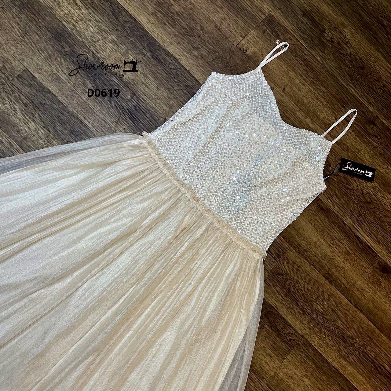 เดรสแฟชั่น เดรสสายเดี่ยวตัดต่อผ้า2ชนิด ช่วงบนผ้าทอสลับเลื่อมในตัวเล่นไฟสวยหรู